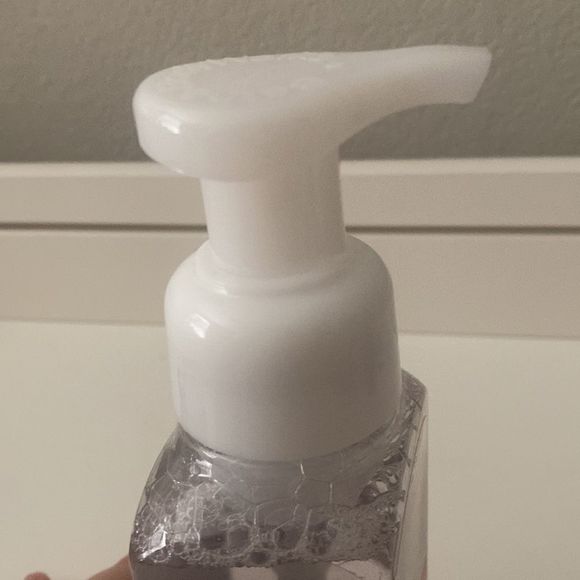 Bath and Body Works Love is Here Foaming Hand soap sweet mint & rain scent - Picture 4 of 4